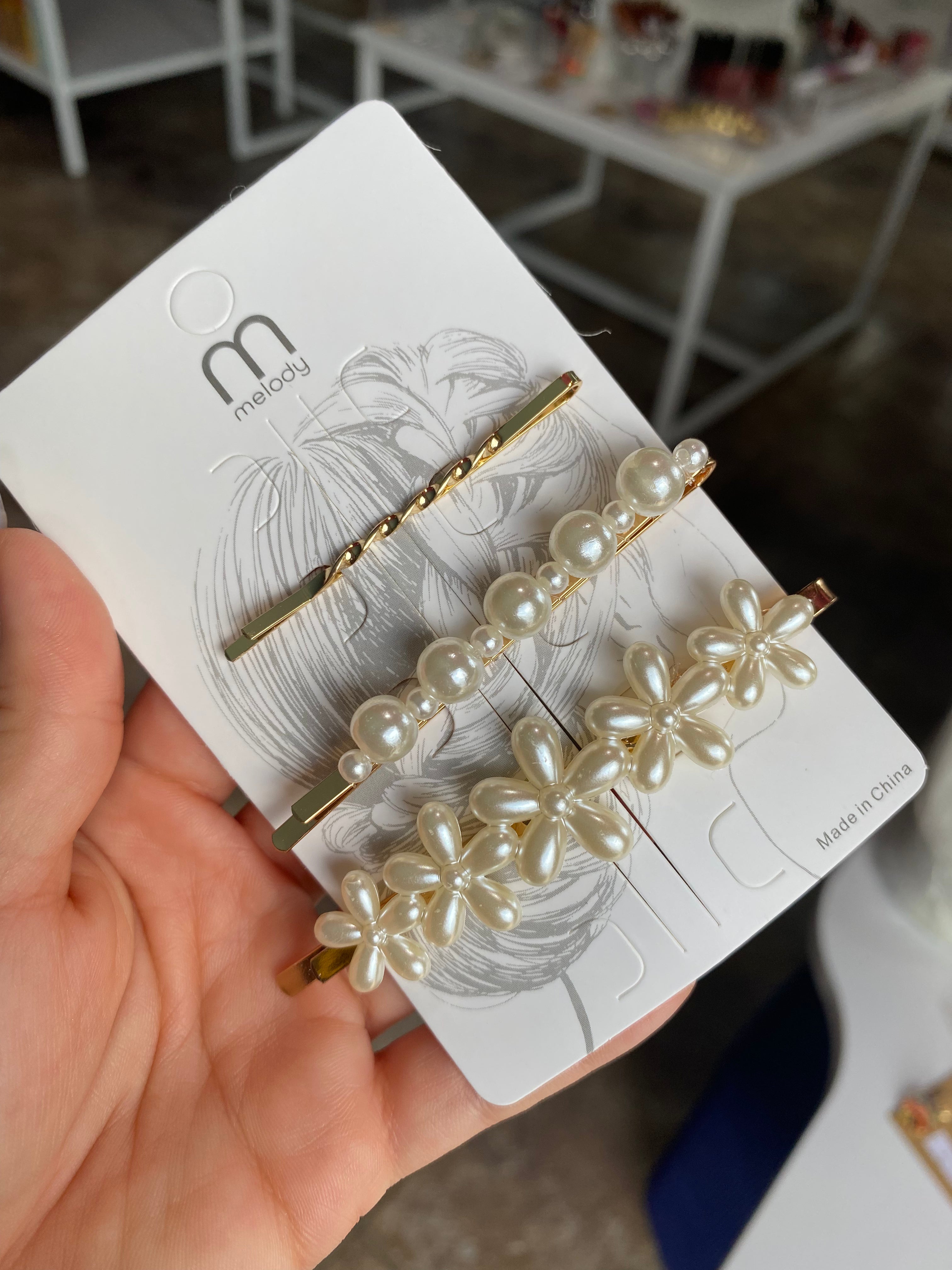 Flower-shaped hair clips with pearls